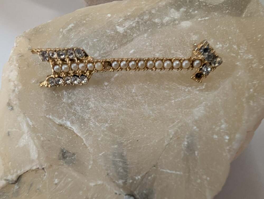 Elegant Gold Tone Arrow Brooch Pin with Faux Pearls & Clear Rhinestones READ